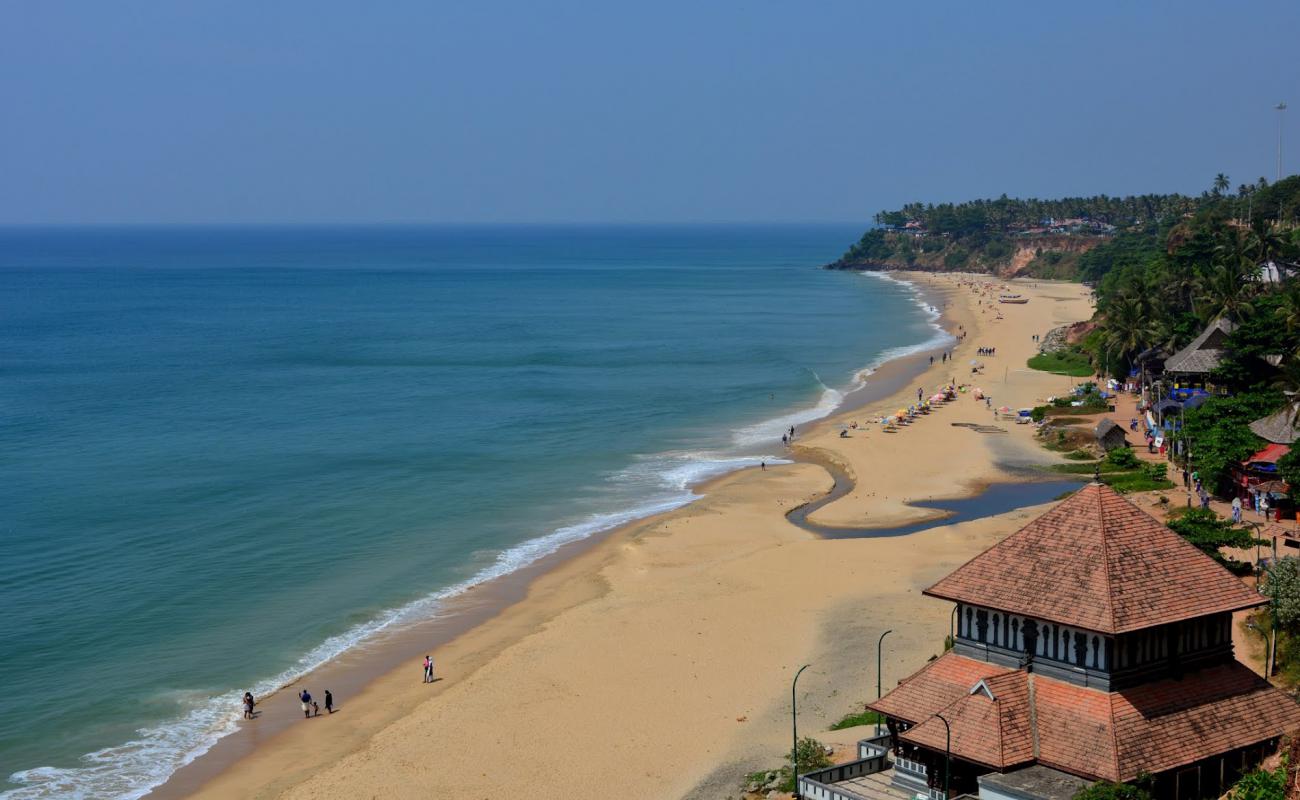 Varkala Beach'in fotoğrafı parlak ince kum yüzey ile