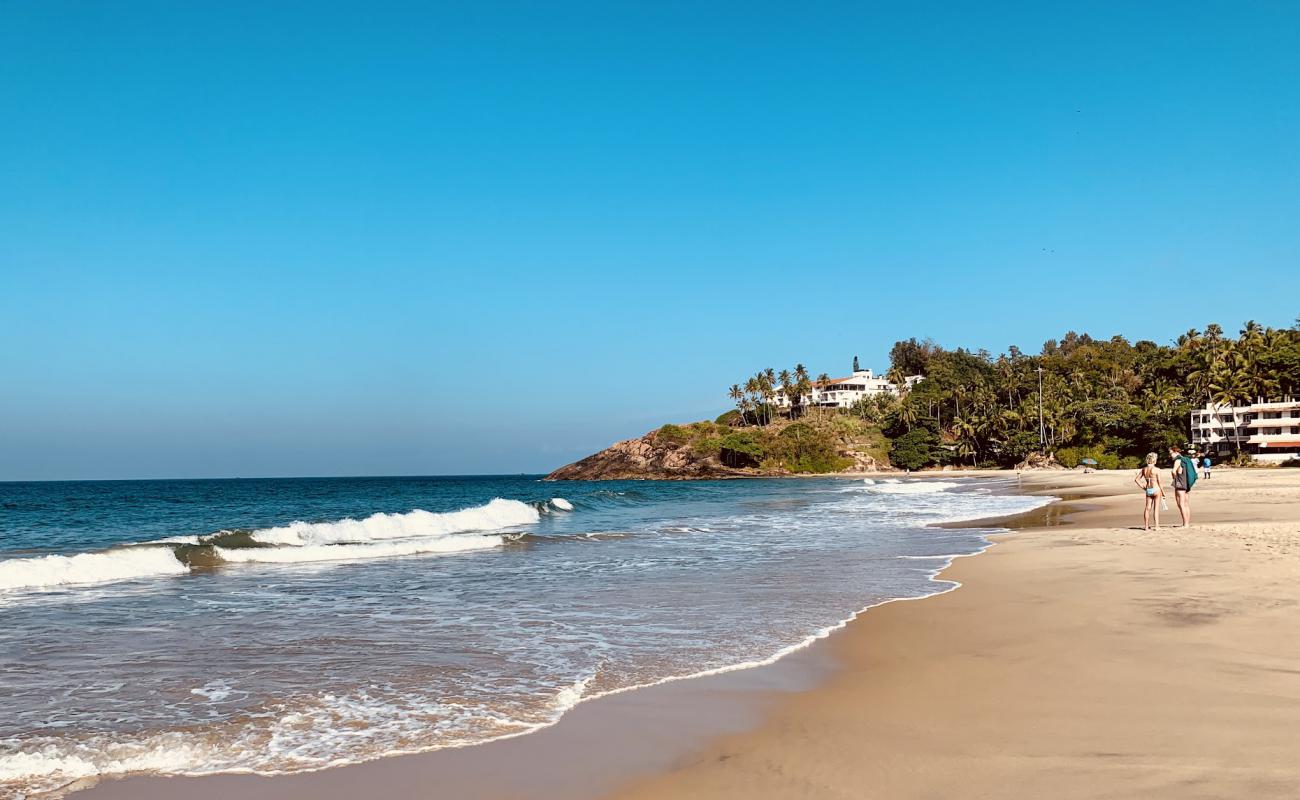 Kovalam Beach'in fotoğrafı parlak kum yüzey ile