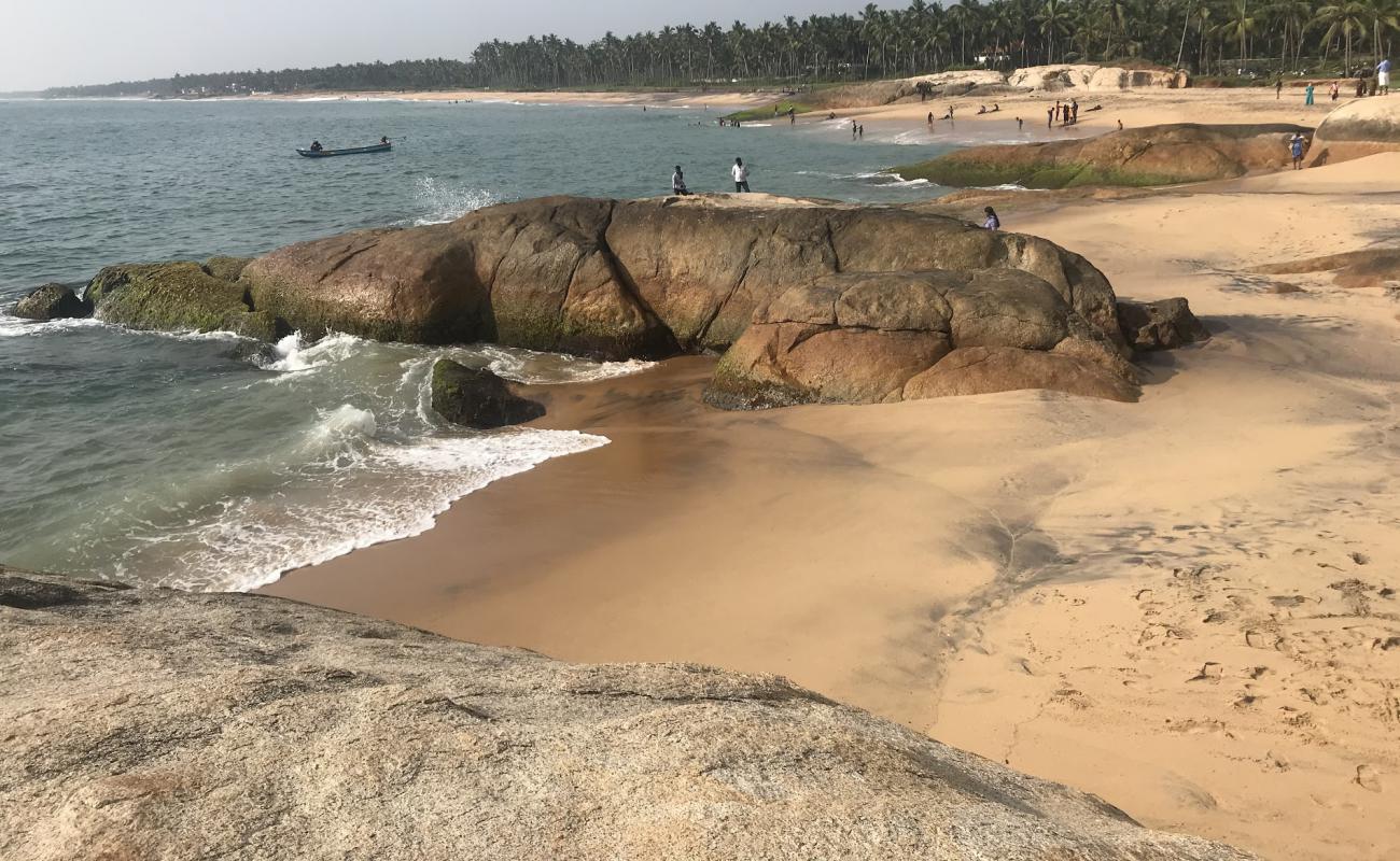 Paraikal Beach'in fotoğrafı açık bej kum yüzey ile