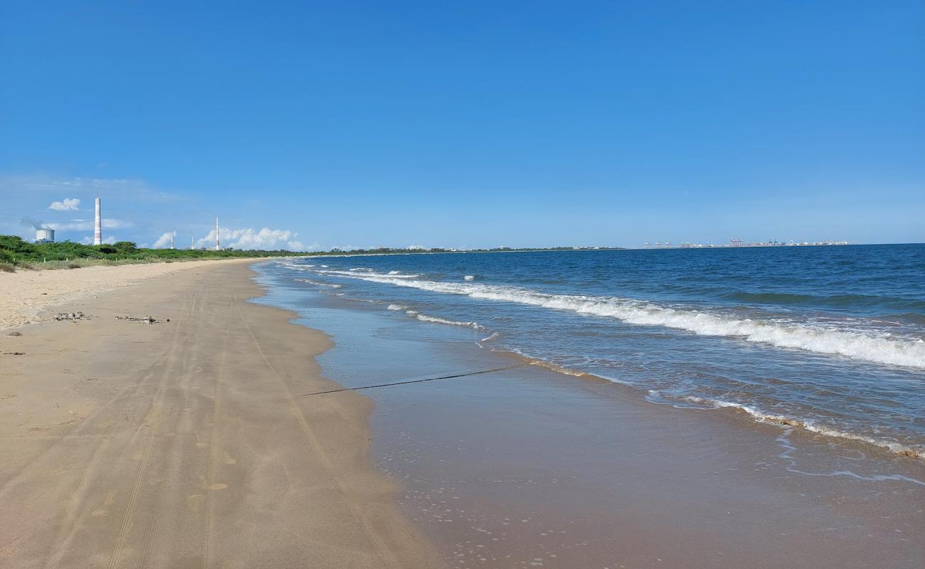 Thoothukudi Harbor Beach'in fotoğrafı açık bej kum yüzey ile