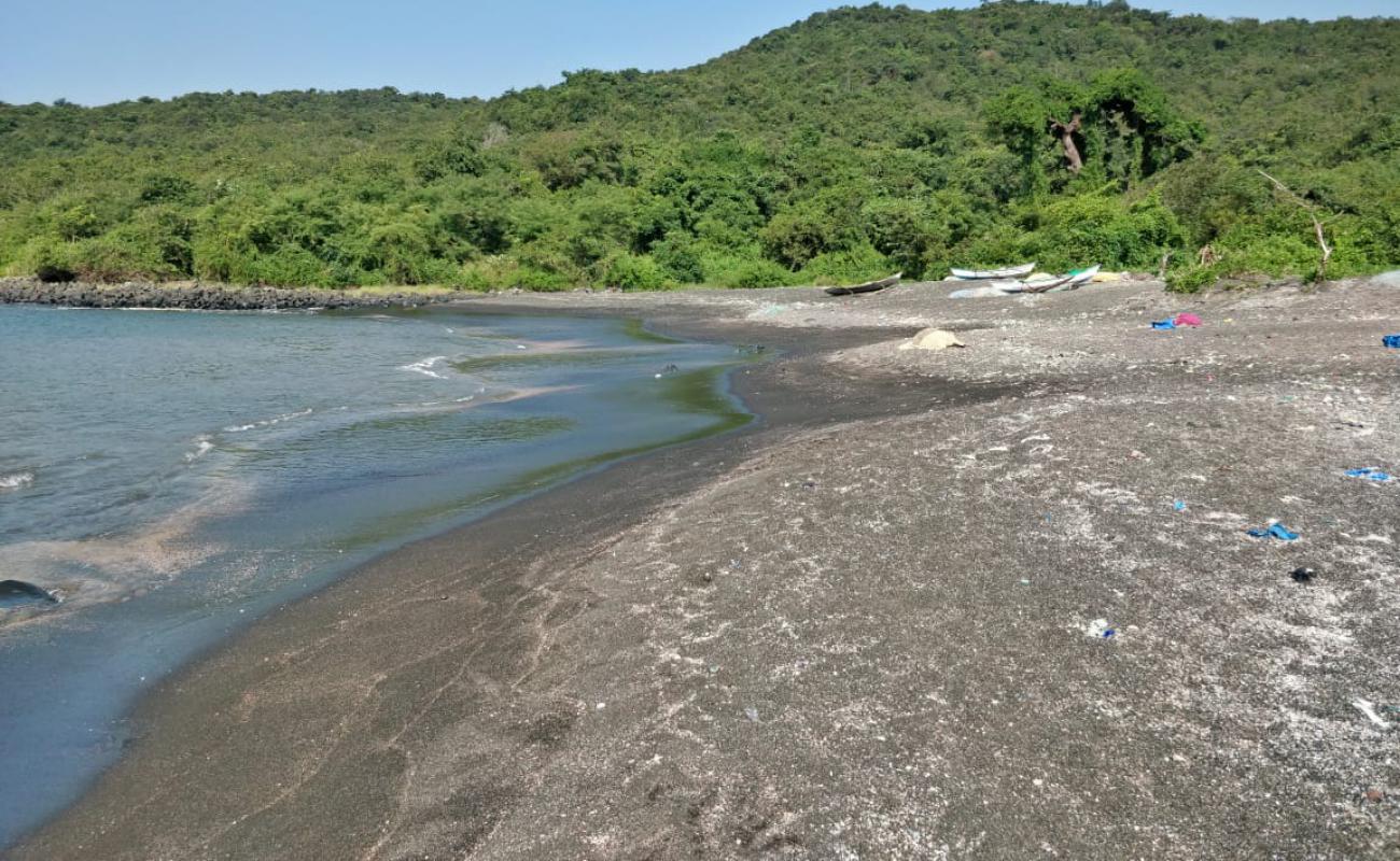 Tilmati Beach'in fotoğrafı gri kum yüzey ile