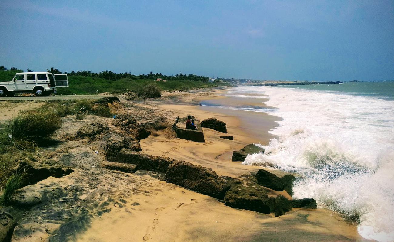 Dwarakapathi Beach'in fotoğrafı parlak kum yüzey ile