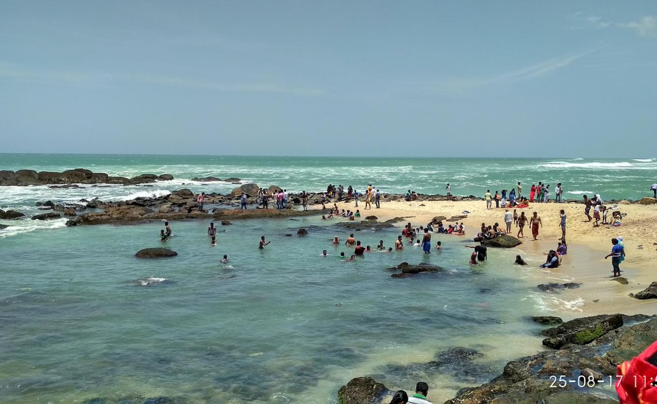 Triveni Sangamam Beach'in fotoğrafı parlak kum yüzey ile