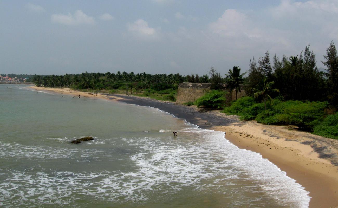 Vattakottai Beach'in fotoğrafı açık bej kum yüzey ile