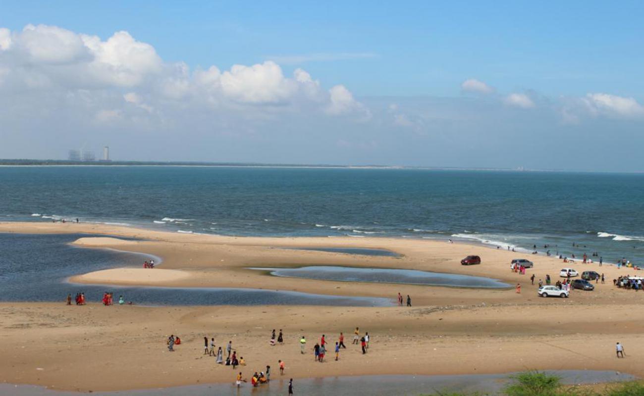 Manapad Beach'in fotoğrafı açık bej kum yüzey ile
