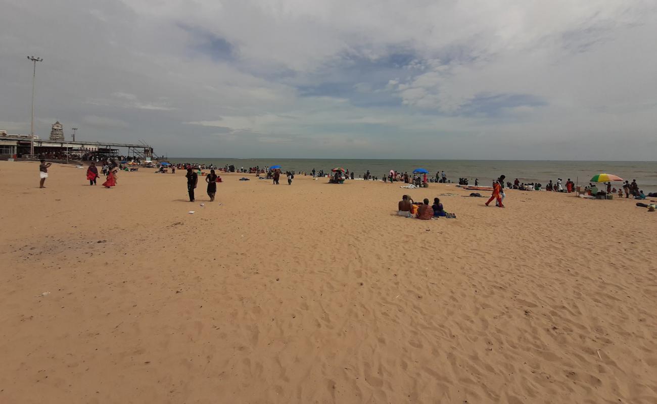 Tiruchendur Beach'in fotoğrafı açık bej kum yüzey ile