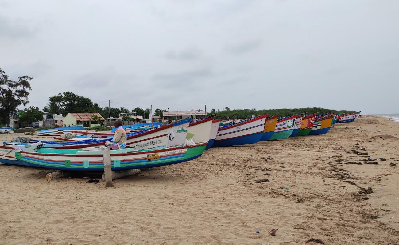 Kombuthurai Beach'in fotoğrafı açık bej kum yüzey ile