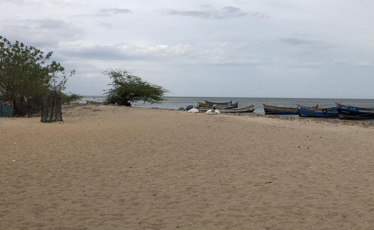 Tharuvai Kulam Beach'in fotoğrafı açık bej kum yüzey ile