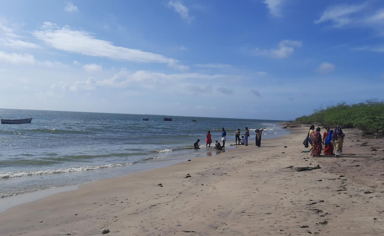 Ervadi Beach'in fotoğrafı parlak kum yüzey ile