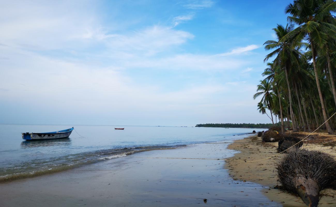 Sallithoppu Beach'in fotoğrafı açık bej kum yüzey ile