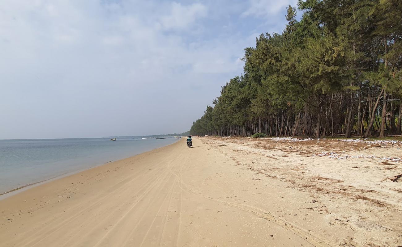 Muthupettai Cruz Fernandez Beach'in fotoğrafı açık bej kum yüzey ile