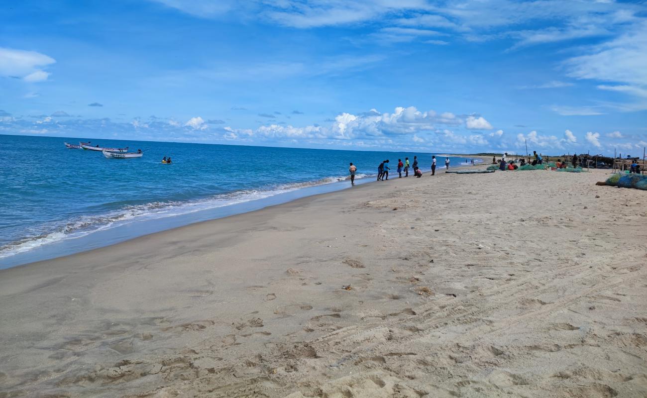 Dhanushkodi Beach'in fotoğrafı parlak kum yüzey ile