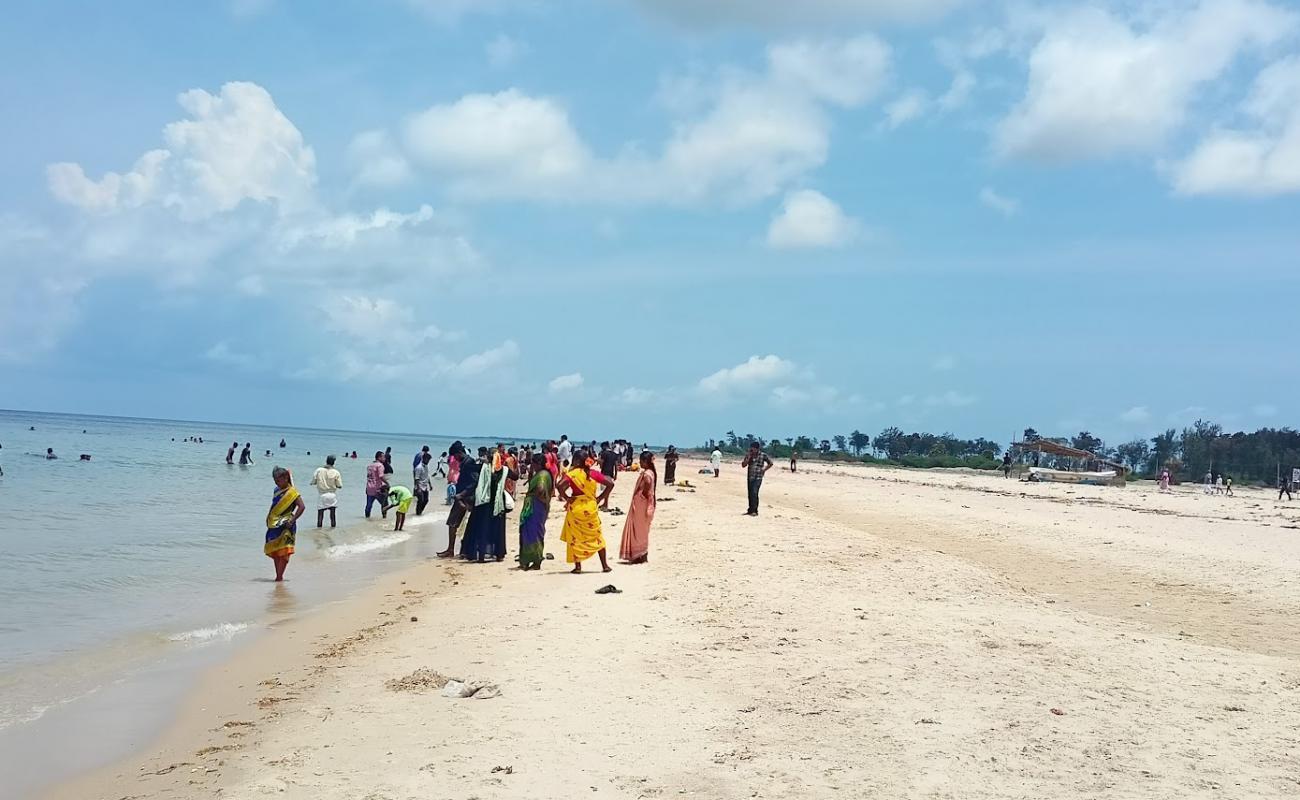 Ariyamaan Beach'in fotoğrafı açık bej kum yüzey ile