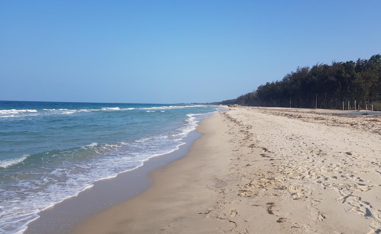 Pirappanvalasi Beach'in fotoğrafı açık bej kum yüzey ile