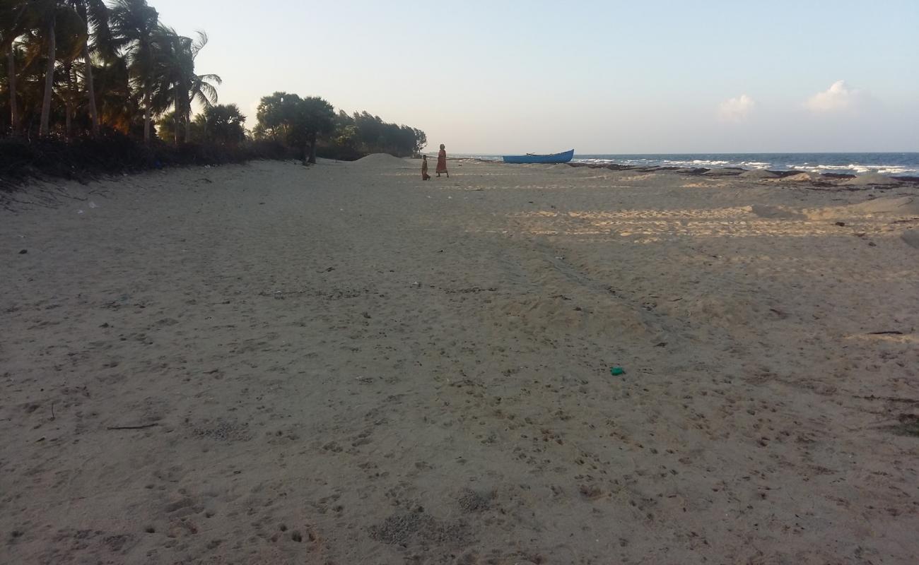 Pudhuvalasai Beach'in fotoğrafı açık bej kum yüzey ile