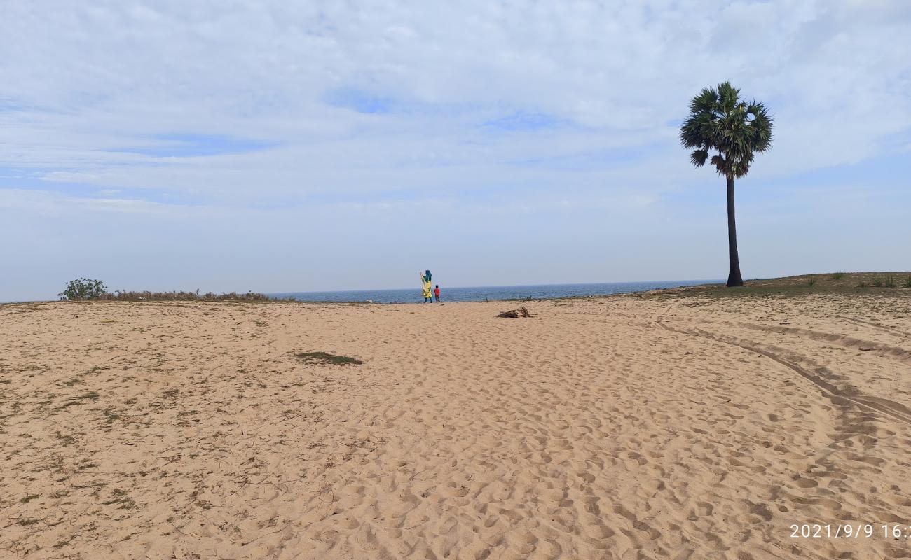 White Beach'in fotoğrafı açık bej kum yüzey ile