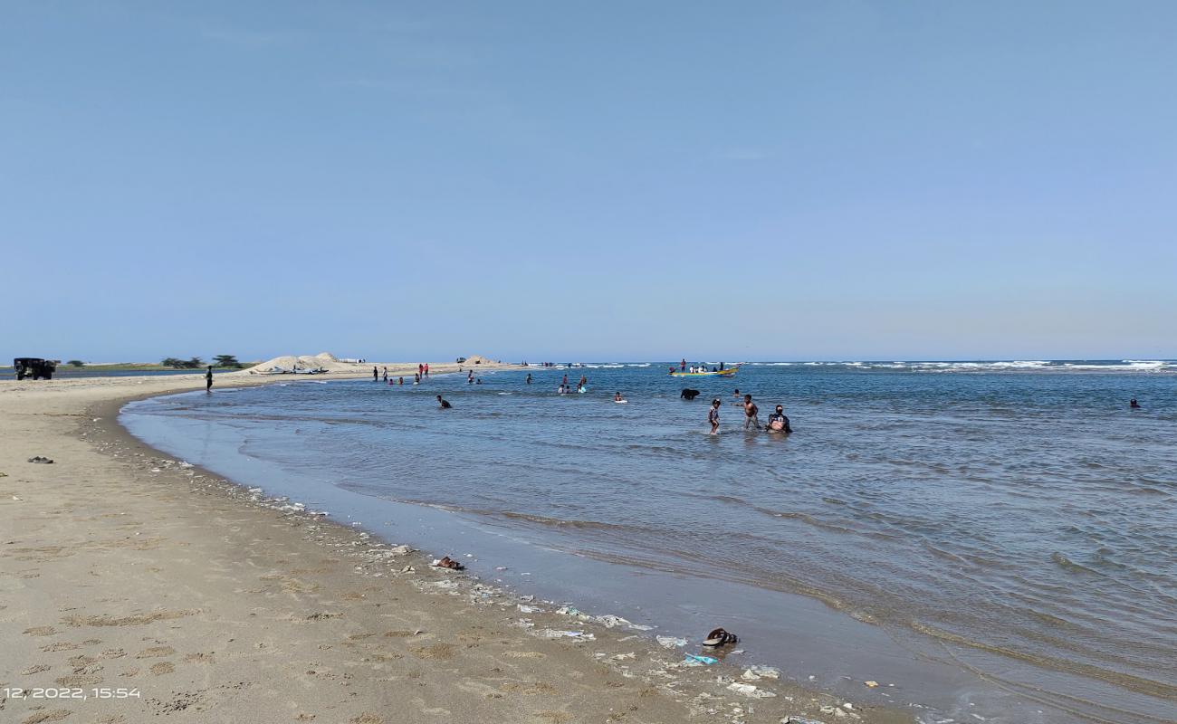 Alamparai Fort Beach'in fotoğrafı açık bej kum yüzey ile