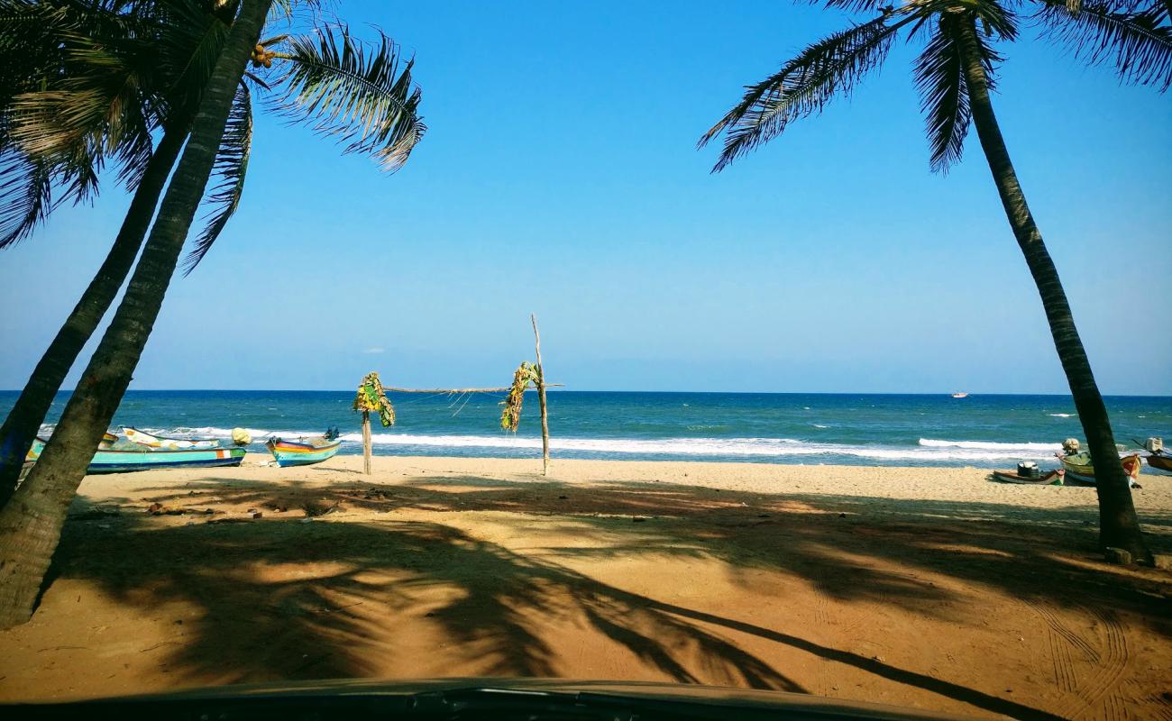 Koovathur Beach'in fotoğrafı açık bej kum yüzey ile