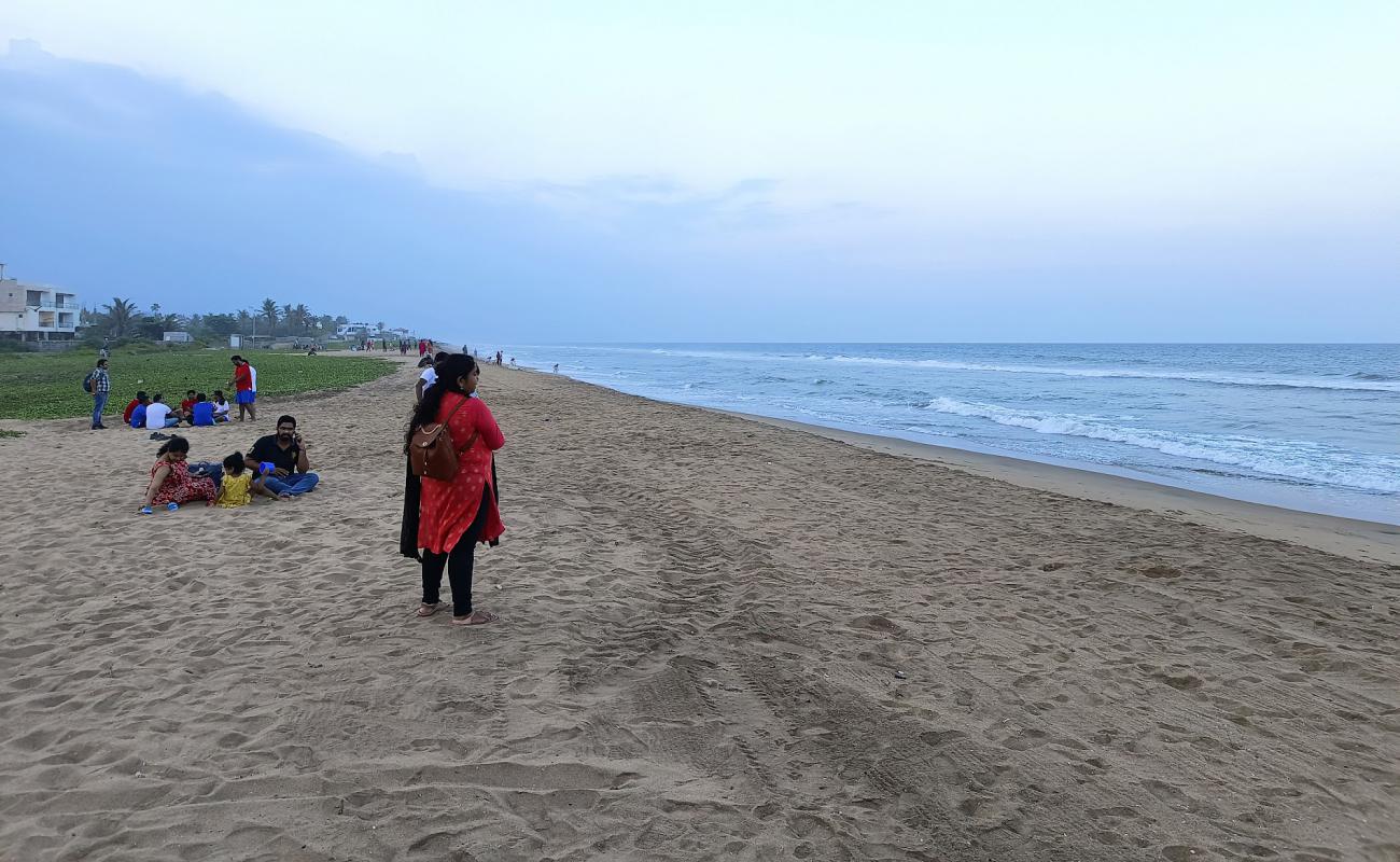 Uthandi Beach'in fotoğrafı açık bej kum yüzey ile