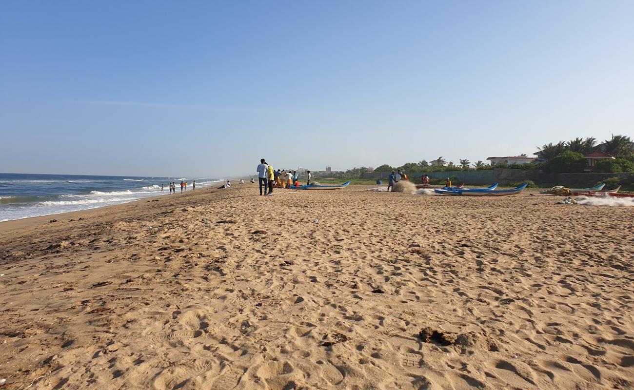 Akkarai Beach'in fotoğrafı açık bej kum yüzey ile