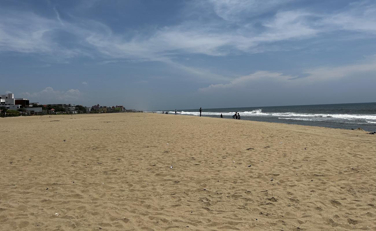 Neelangarai Beach'in fotoğrafı açık bej kum yüzey ile