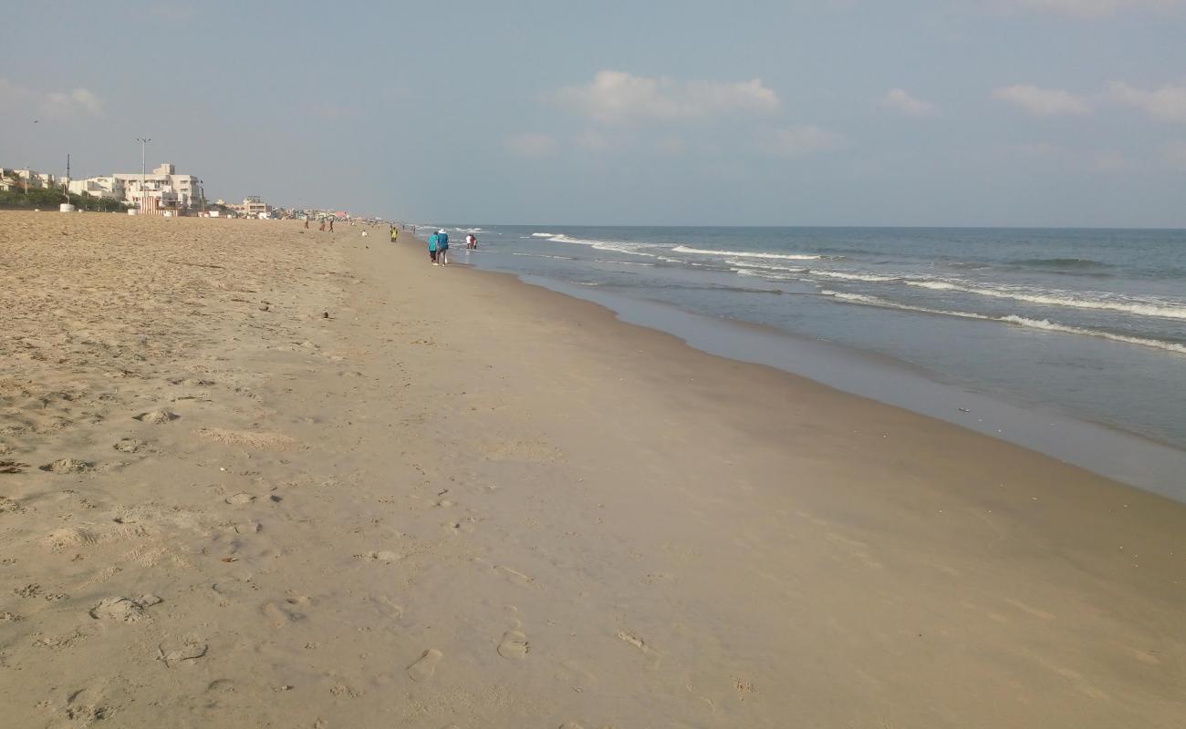 Thiruvalluvar Nagar Beach'in fotoğrafı açık bej kum yüzey ile