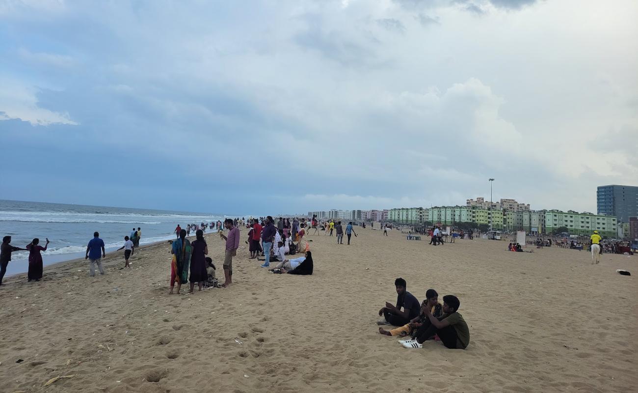 Gandhi Beach'in fotoğrafı parlak kum yüzey ile