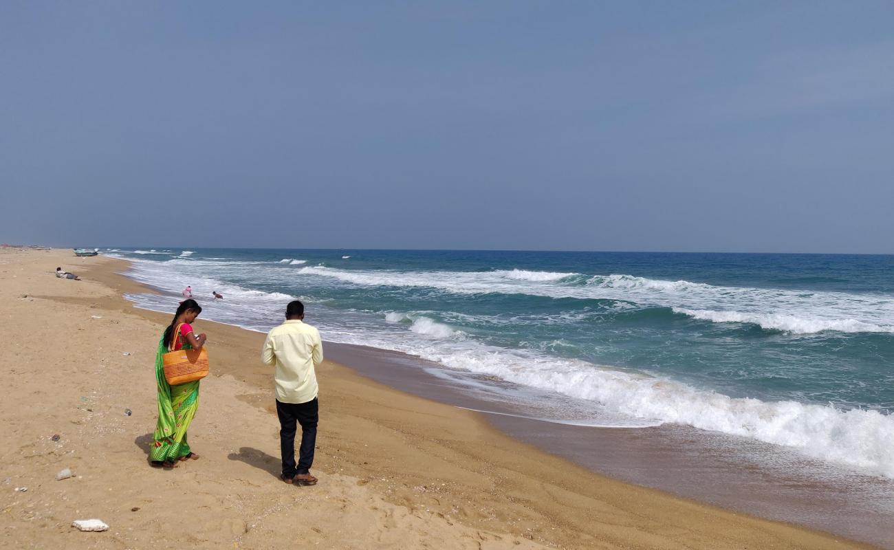Pazhaverkadu Beach'in fotoğrafı açık bej kum yüzey ile