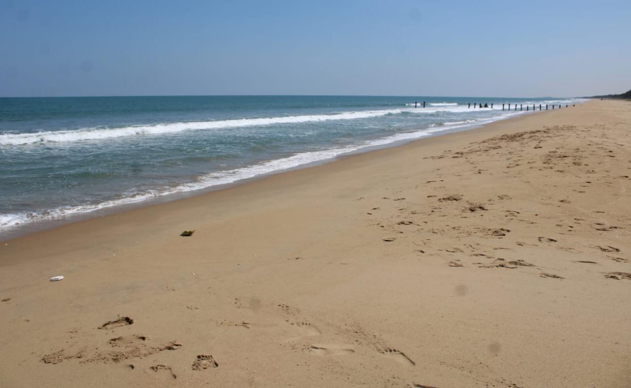 Srinivasa Satram Beach'in fotoğrafı parlak kum yüzey ile