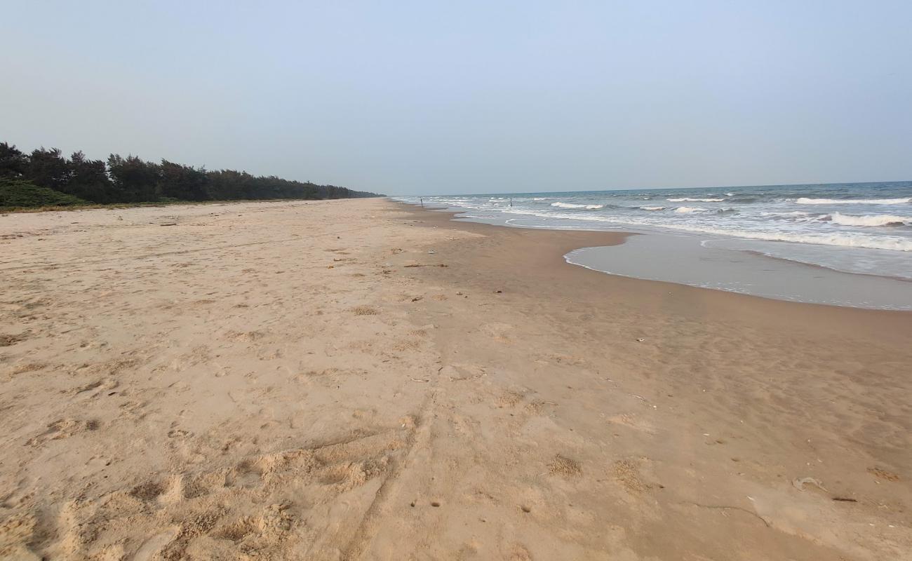 Chinaganjam Beach'in fotoğrafı parlak kum yüzey ile