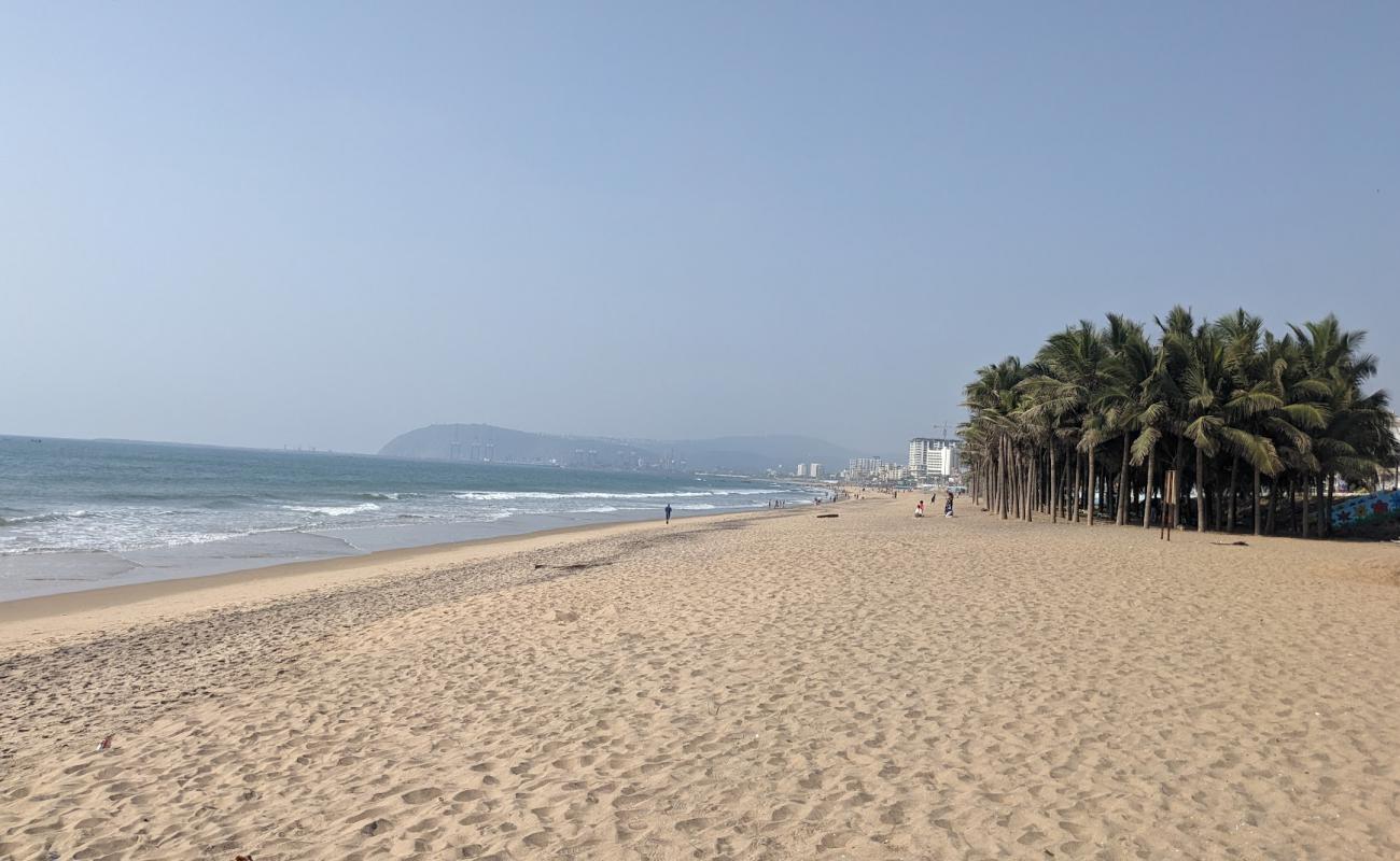 Ramakrishna Beach'in fotoğrafı parlak kum yüzey ile