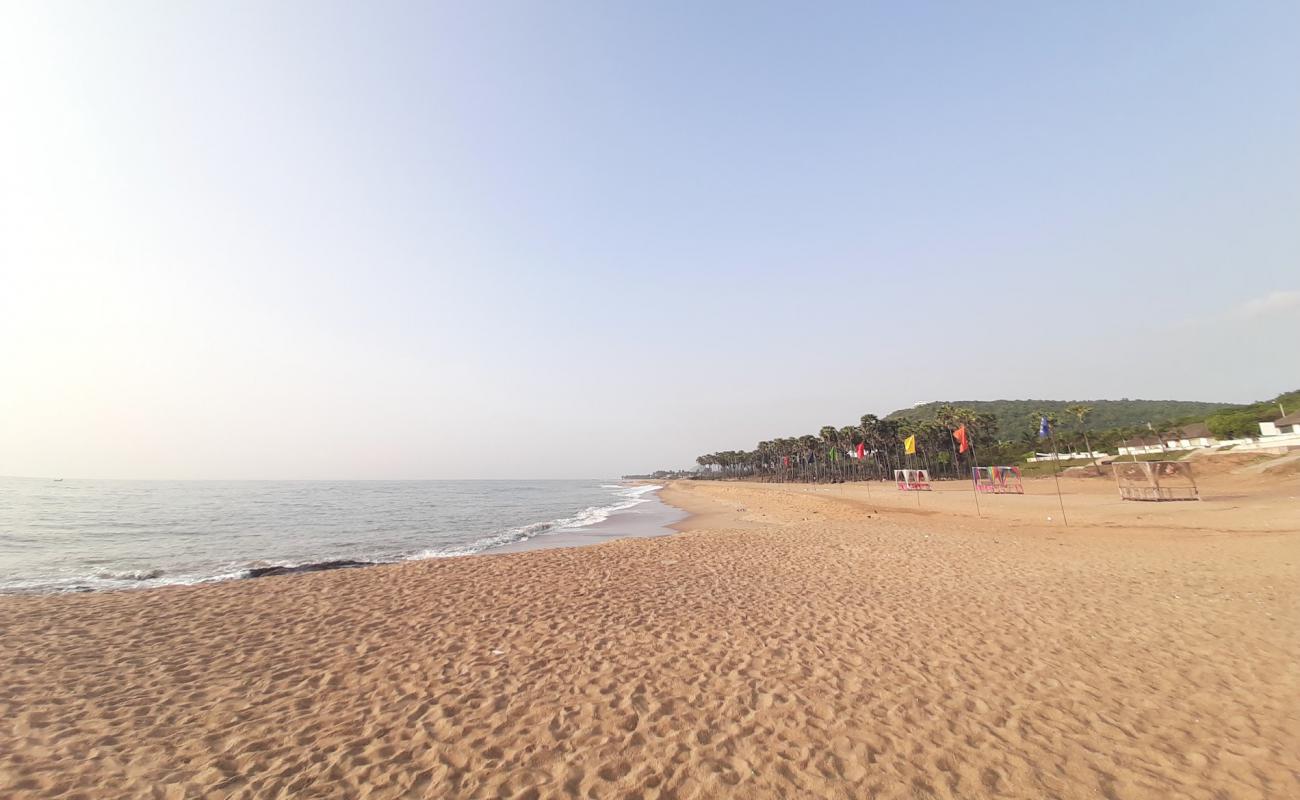 Thotlakonda Beach'in fotoğrafı açık bej kum yüzey ile