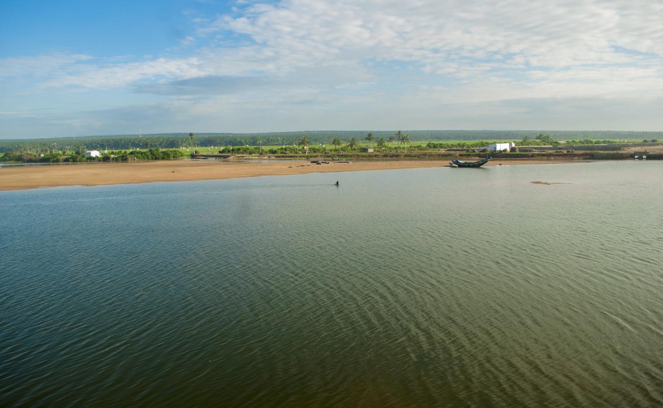 Iddhivanipalem Beach'in fotoğrafı parlak ince kum yüzey ile