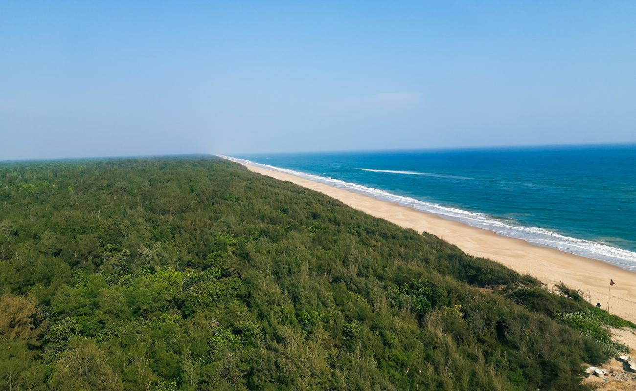Aleswar Beach'in fotoğrafı i̇nce bej kum yüzey ile
