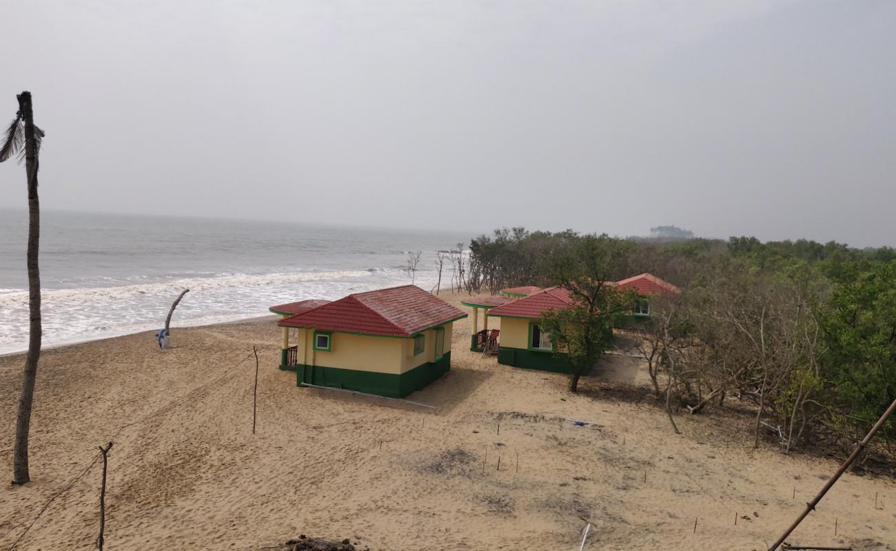 Habalikhati Nature Beach'in fotoğrafı açık bej kum yüzey ile