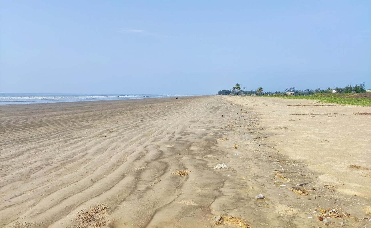 Lal Kankra Beach'in fotoğrafı açık bej kum yüzey ile
