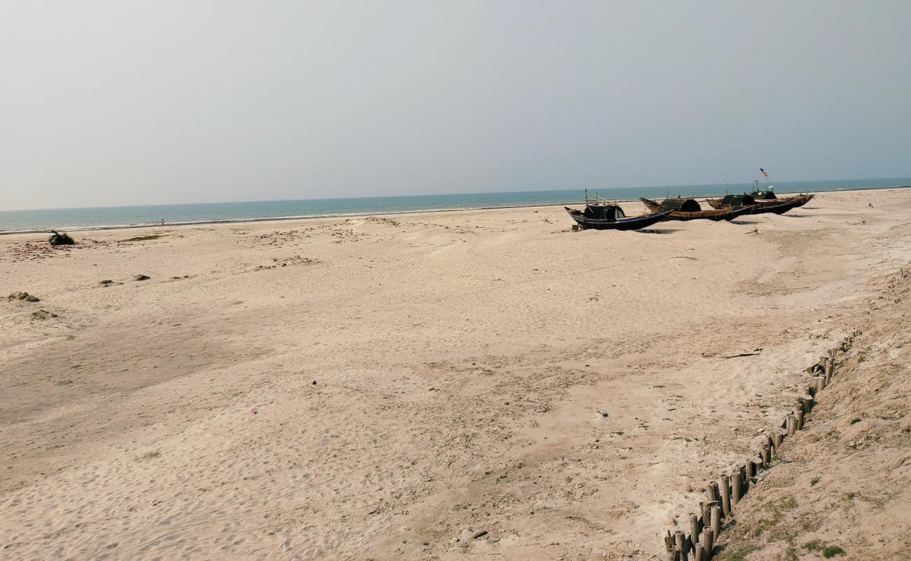 Dhabalat Beach'in fotoğrafı açık bej kum yüzey ile