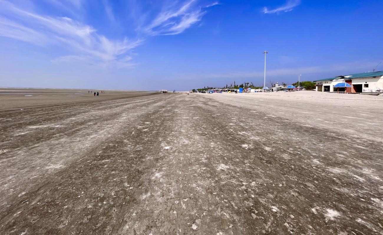 BakKhali Sea Beach'in fotoğrafı parlak kum yüzey ile