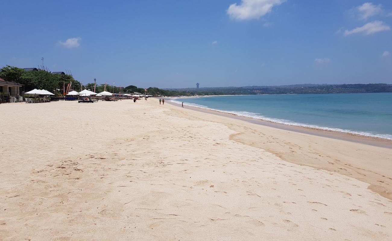 Kedonganan Beach'in fotoğrafı parlak ince kum yüzey ile