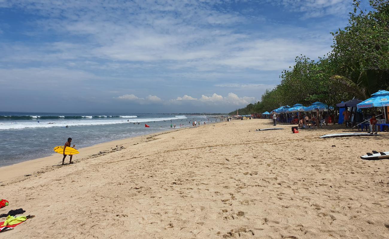 Kuta Plajı'in fotoğrafı parlak ince kum yüzey ile