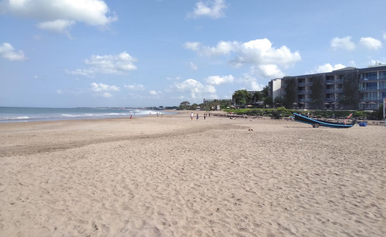 Petitenget Beach'in fotoğrafı gri kum yüzey ile