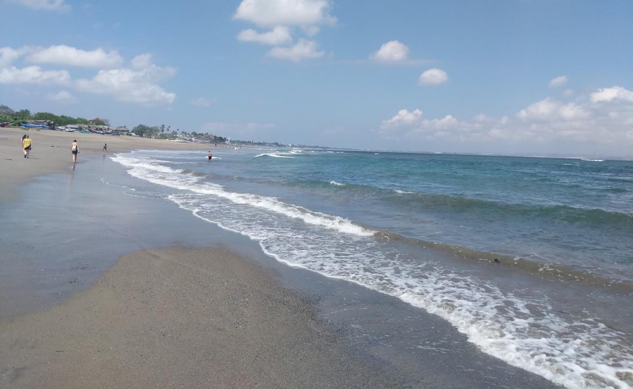 Berawa Beach'in fotoğrafı gri kum yüzey ile