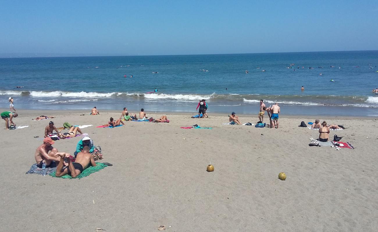 Batu Bolong Beach'in fotoğrafı gri kum yüzey ile