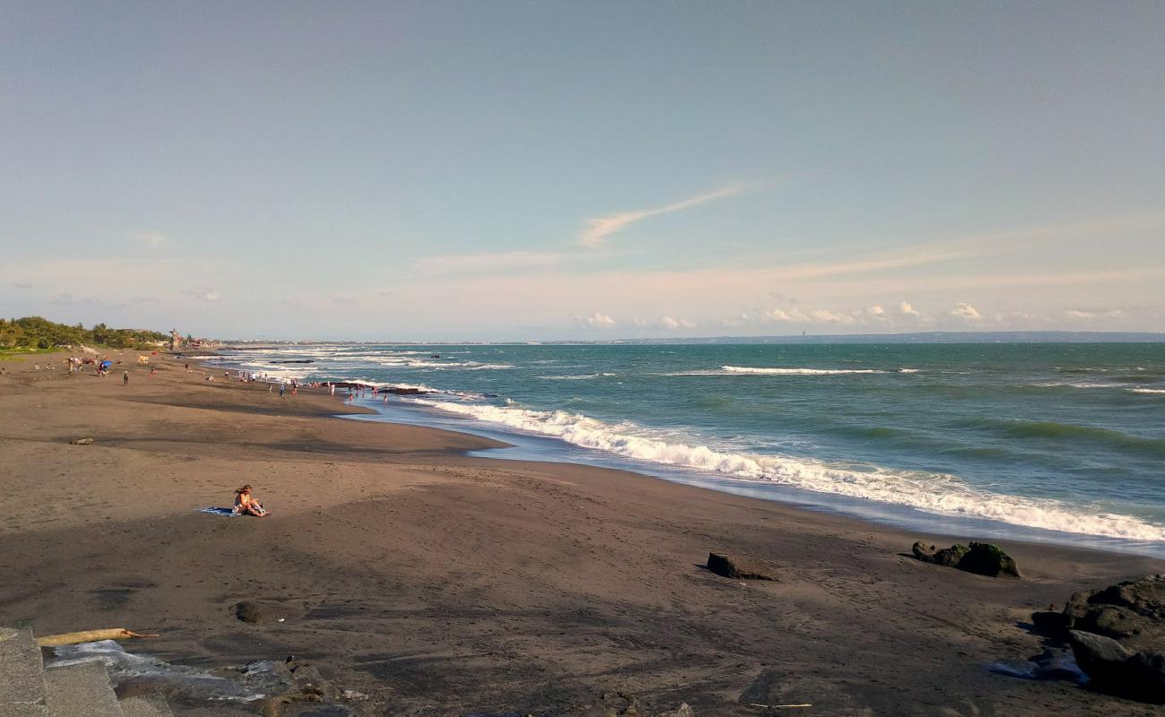 Munggu Beach'in fotoğrafı gri kum yüzey ile