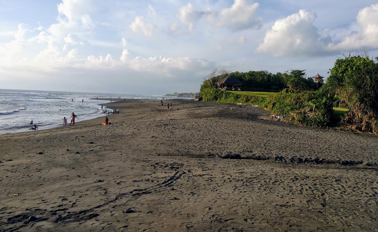 Mengening Beach'in fotoğrafı gri kum yüzey ile