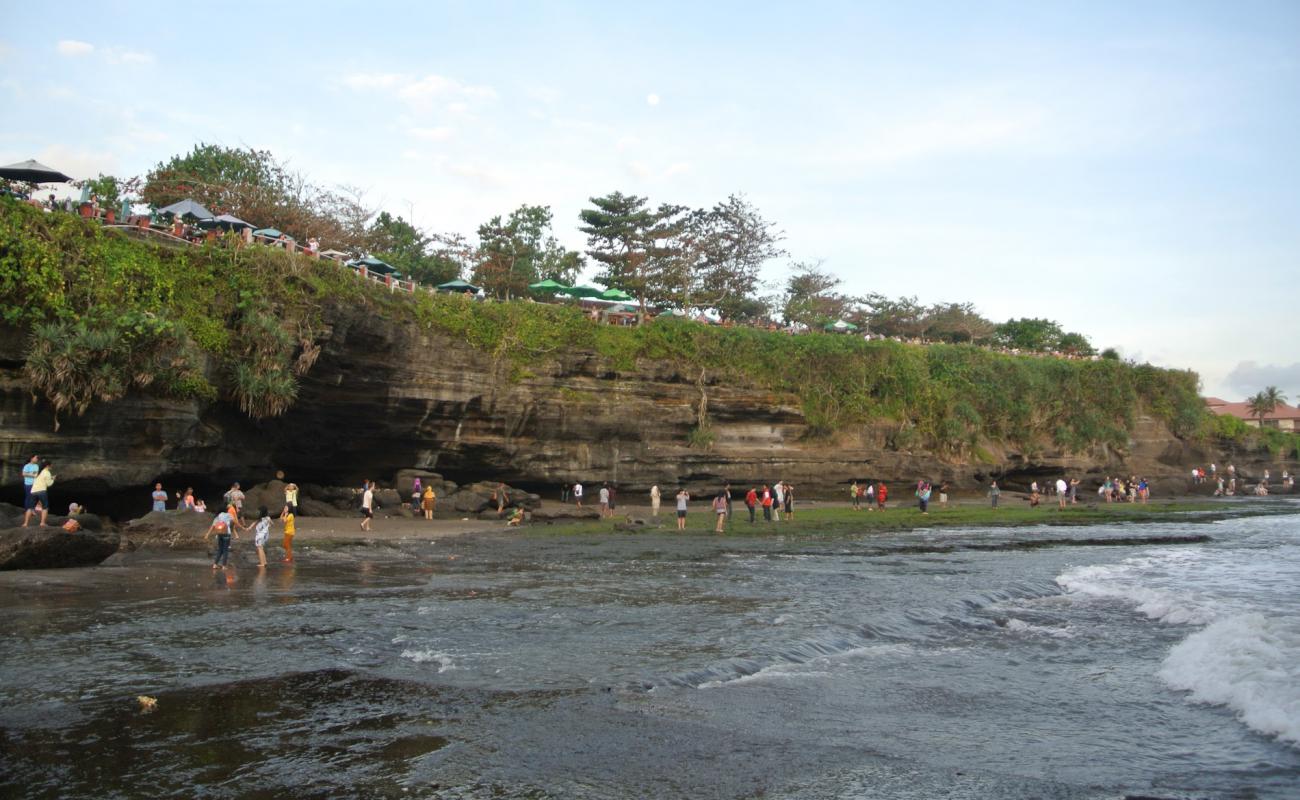 Tanah Lot Beach'in fotoğrafı taşlı kum yüzey ile