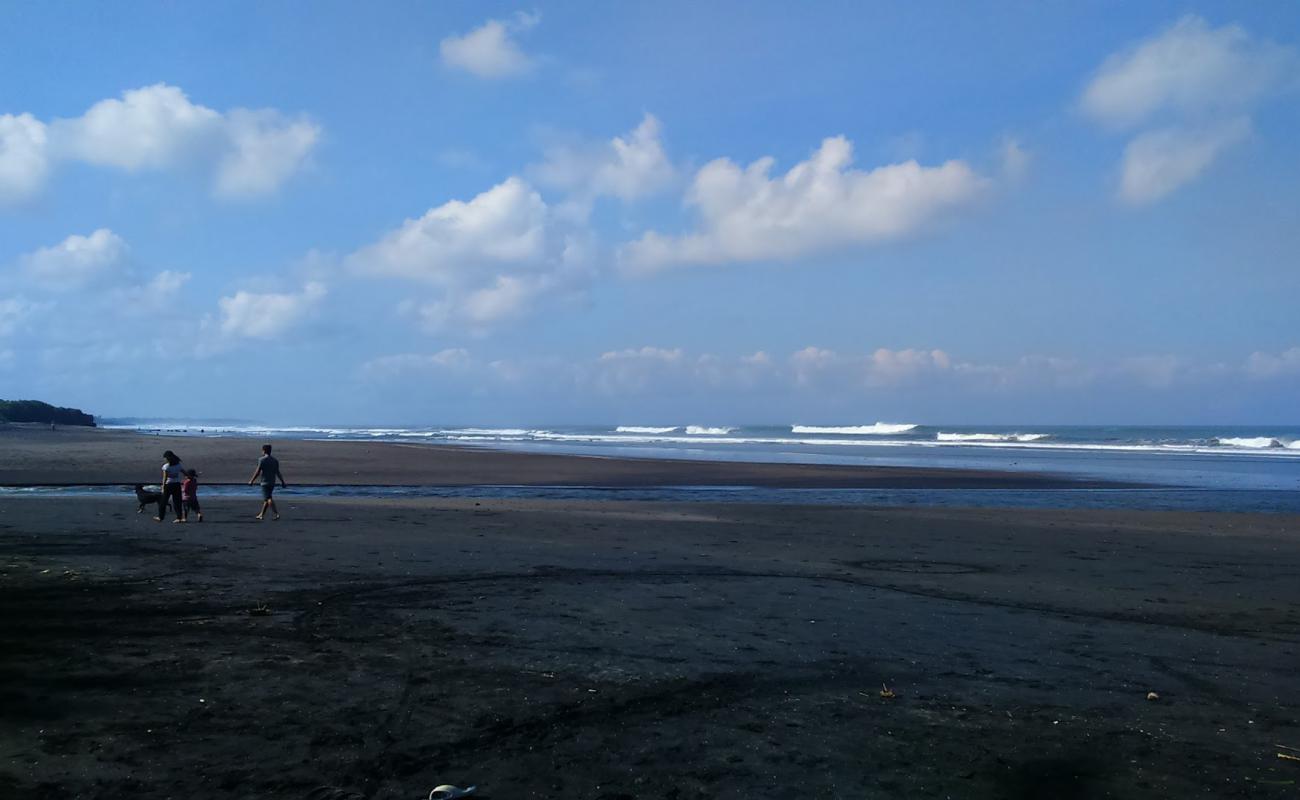 Kelating Beach'in fotoğrafı siyah kum yüzey ile