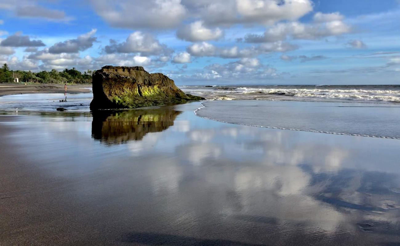 Bebali Beach'in fotoğrafı siyah kum yüzey ile