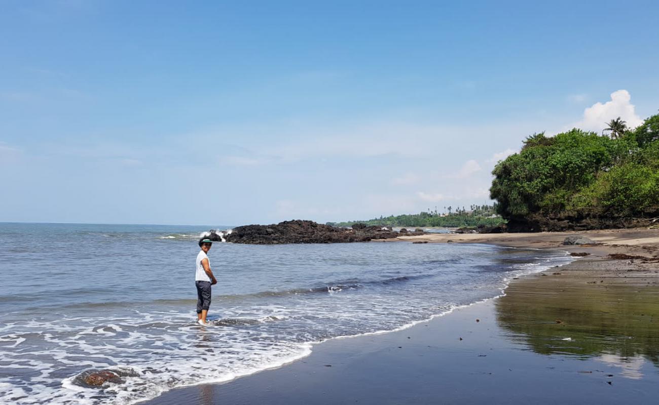 Soka Beach'in fotoğrafı kahverengi kum yüzey ile