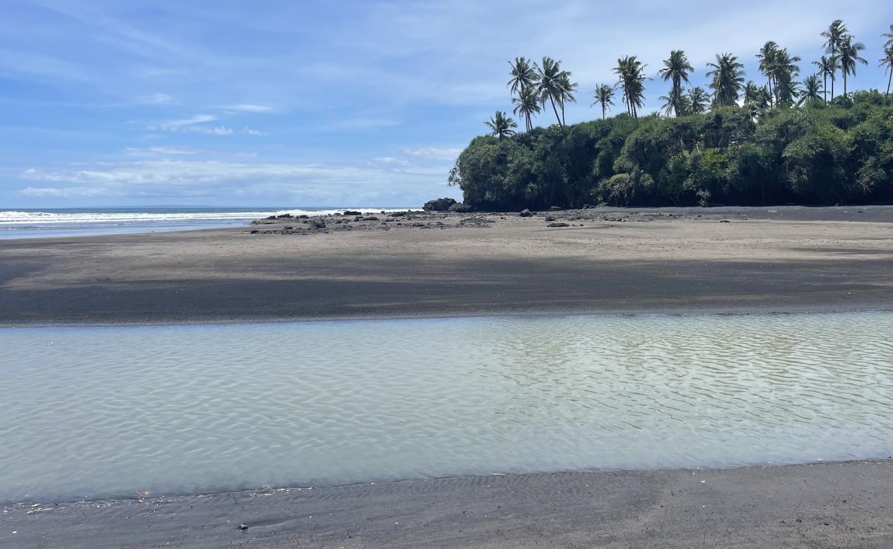 Bonian Beach'in fotoğrafı kahverengi kum yüzey ile